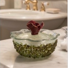 Crashed glass bowl with burgundy rose cover/Table & Tailor